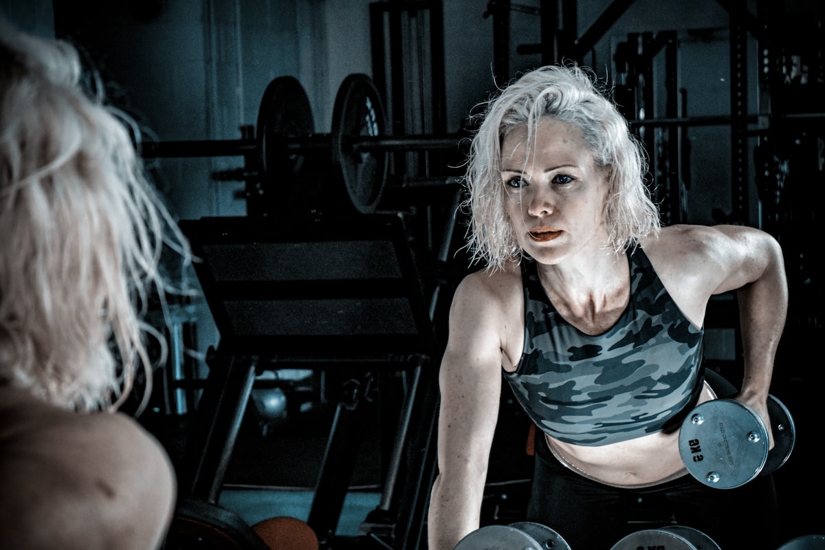 Person i sitt 40-tal tränar med kettlebell